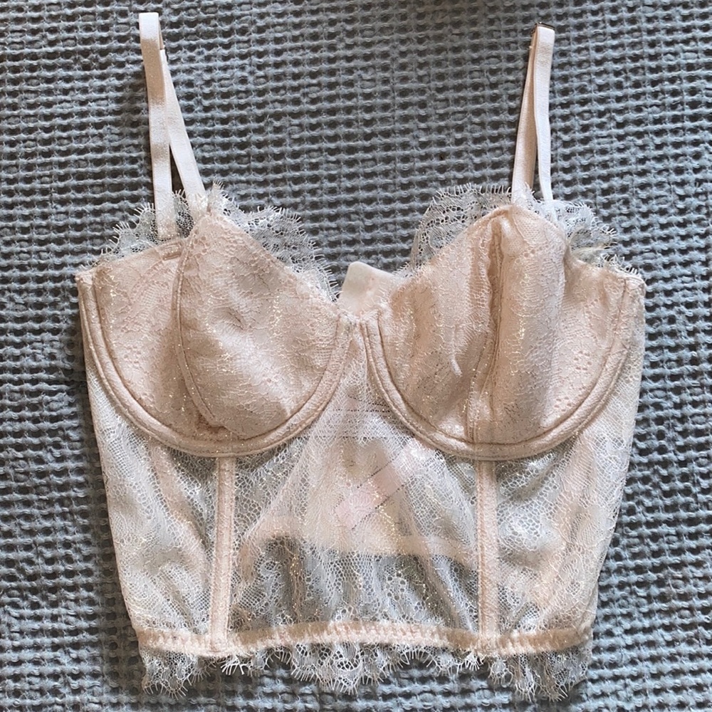 Light pink lace bustier top by Victoria Secret. 💓
